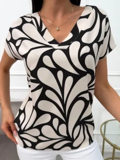 Beżowa Bluzeczka w Czarny Wzór z Dekoltem V 13679-213-Q|Modna Kiecka Fashion