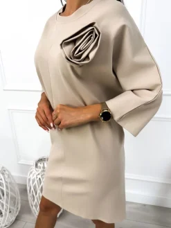 Beżowa Sukienka Oversize z Ozdobną Różą 12818-358-B|Modna Kiecka Outlet