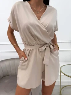 Beżowy Krótki Kombinezon z Paskiem 13898-341-A|Modna Kiecka Hot