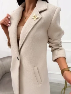 Beżowy Płaszczyk z Ozdobną Broszką 13753-155-A|Modna Kiecka Fashion