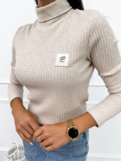 Beżowy Sweterkowy Golf z Naszywką 12641-06-A|Modna Kiecka Fashion