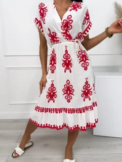 Biała Sukienka w Czerwony Wzór z Paseczkiem 12553-509-A|Modna Kiecka Fashion