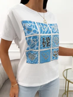 Biały Bawełniany T-shirt z Niebieskim Wzorem 13943-359-B|Modna Kiecka Online