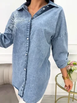Błękitna Jeansowa Koszula z Ozdobną Aplikacją 13612-228-A|Modna Kiecka Online