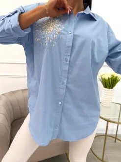 Błękitna Koszula z Ozdobną Naszywką 10981-218-H|Modna Kiecka Fashion