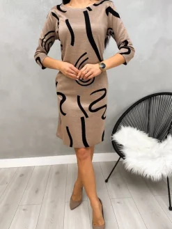 Brązowa Sukienka w Czarny Wzór 13211-148-A|Modna Kiecka Discount