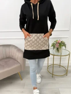 Czarna Bluza z Kapturem i Ozdobną Kieszenią 13550-120-A|Modna Kiecka New