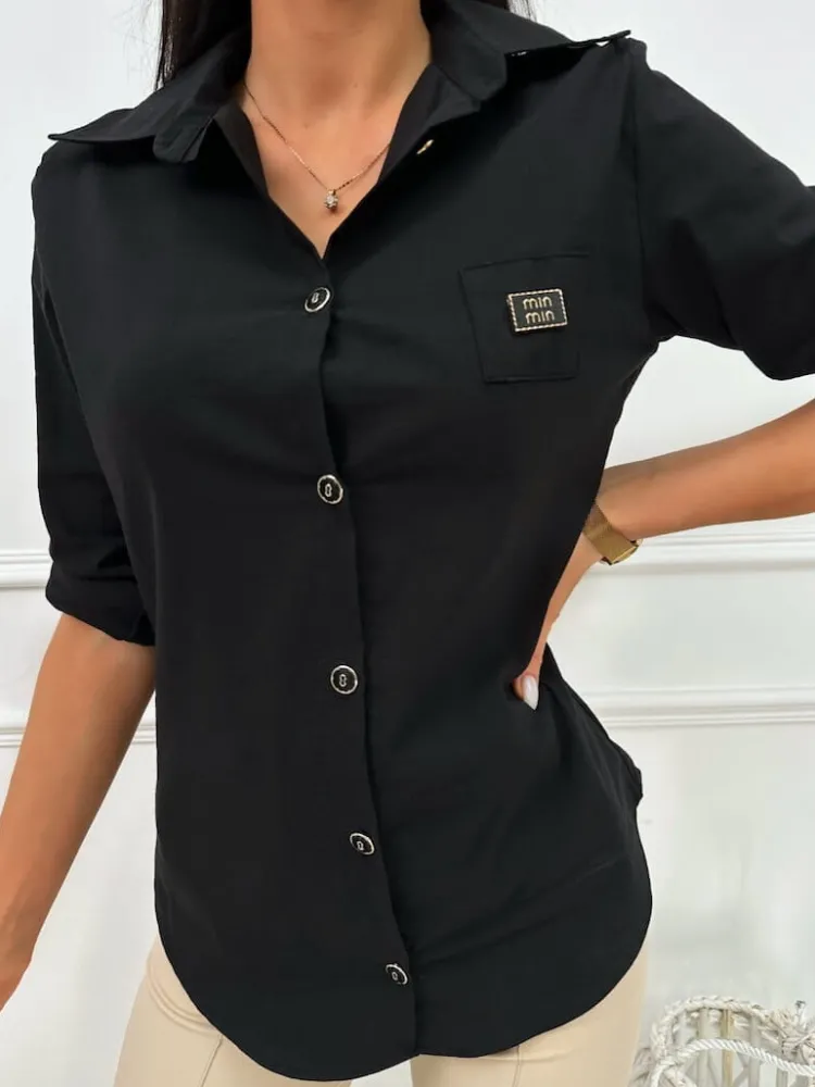 Czarna Koszula z Ozdobną Naszywką 13447-159-C|Modna Kiecka Discount