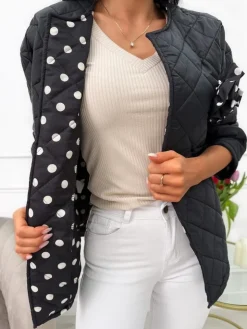 Czarna Pikowana Kurteczka z Ozdobną Broszką 13623-309-B|Modna Kiecka Fashion