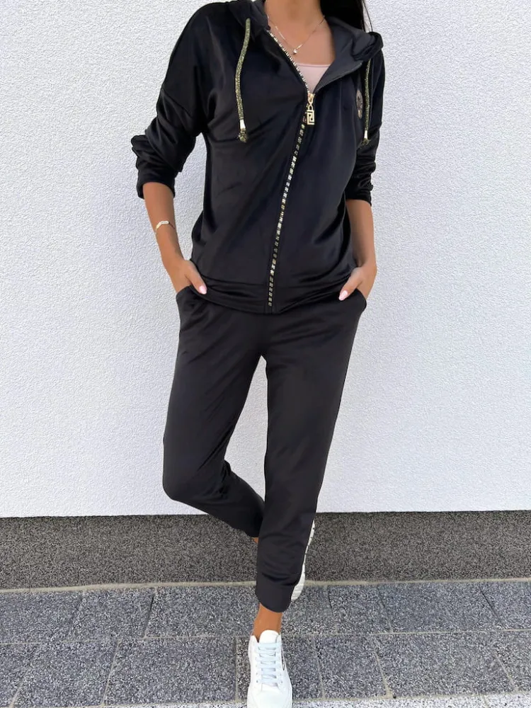Czarny Welurowy Komplet z Naszywką 11412-263-B|Modna Kiecka Fashion