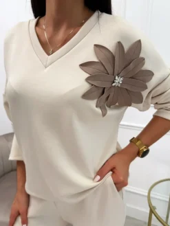 Jasnobeżowa Bluza z Ozdobnym Kwiatem 13557-63-C|Modna Kiecka New