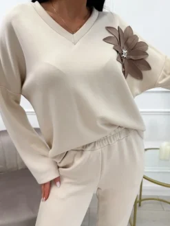 Jasnobeżowa Bluza z Ozdobnym Kwiatem 13557-63-C|Modna Kiecka New