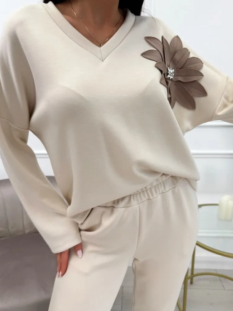 Jasnobeżowa Bluza z Ozdobnym Kwiatem 13557-63-C|Modna Kiecka New