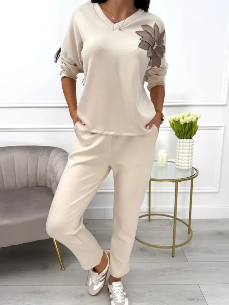 Jasnobeżowa Bluza z Ozdobnym Kwiatem 13557-63-C|Modna Kiecka New