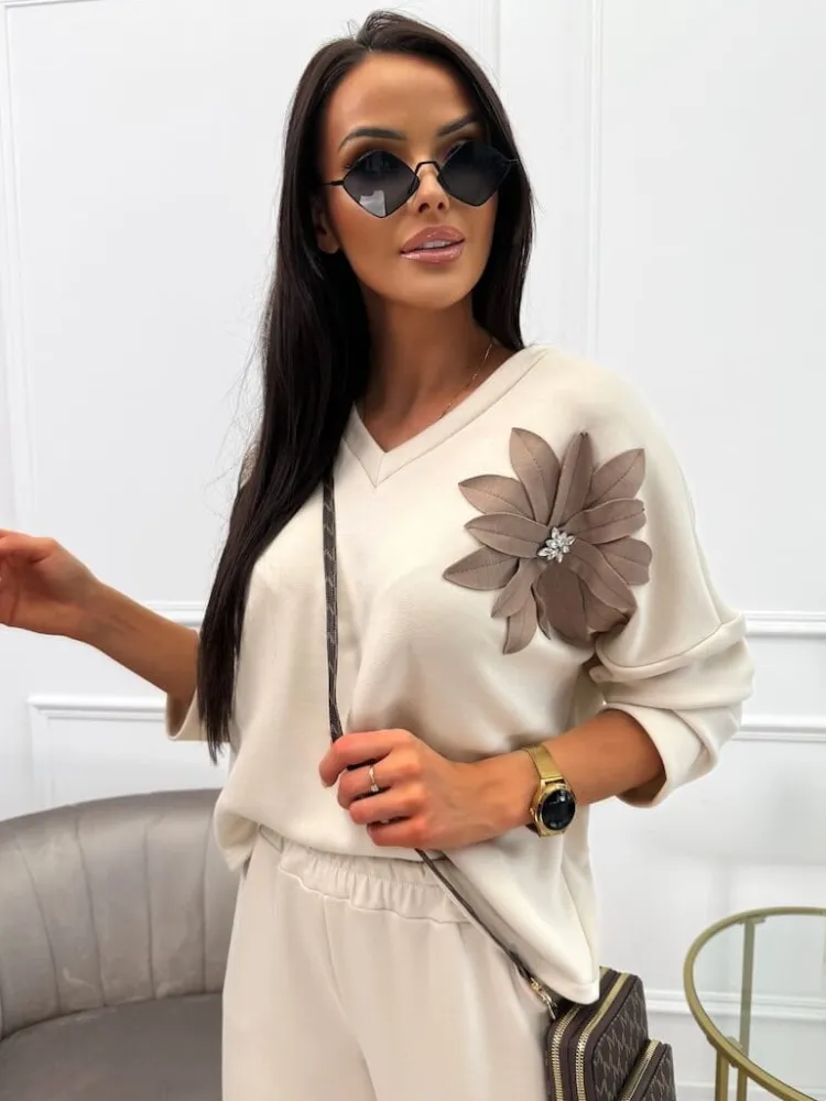 Jasnobeżowa Bluza z Ozdobnym Kwiatem 13557-63-C|Modna Kiecka New