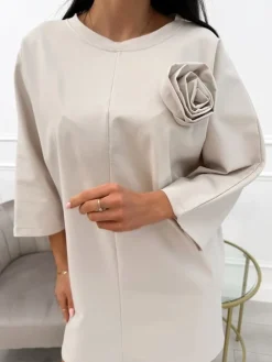 Jasnobeżowa Sukienka Oversize z Ozdobną Różą 12818-358-I|Modna Kiecka Clearance
