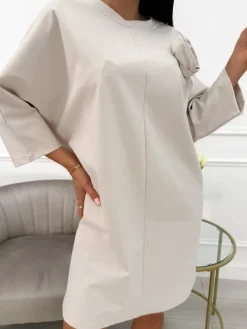 Jasnobeżowa Sukienka Oversize z Ozdobną Różą 12818-358-I|Modna Kiecka Clearance