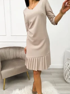 Jasnobeżowa Sukienka z Plisowaną Falbanką 11390-416-O|Modna Kiecka Fashion