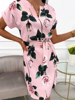 Pudrowa Sukienka w Roślinny Wzór z Paskiem 13891-155-Q|Modna Kiecka Fashion