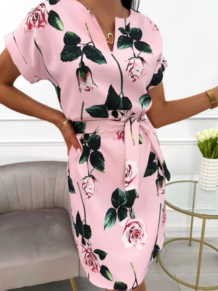 Pudrowa Sukienka w Roślinny Wzór z Paskiem 13891-155-Q|Modna Kiecka Fashion