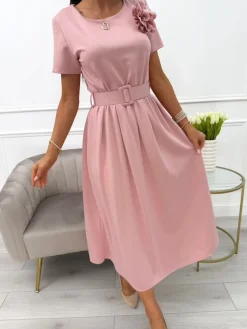 Pudrowa Sukienka z Ozdobną Broszką i Paskiem 13905-309-E|Modna Kiecka Fashion