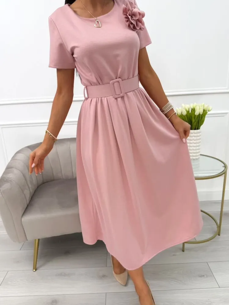 Pudrowa Sukienka z Ozdobną Broszką i Paskiem 13905-309-E|Modna Kiecka Fashion