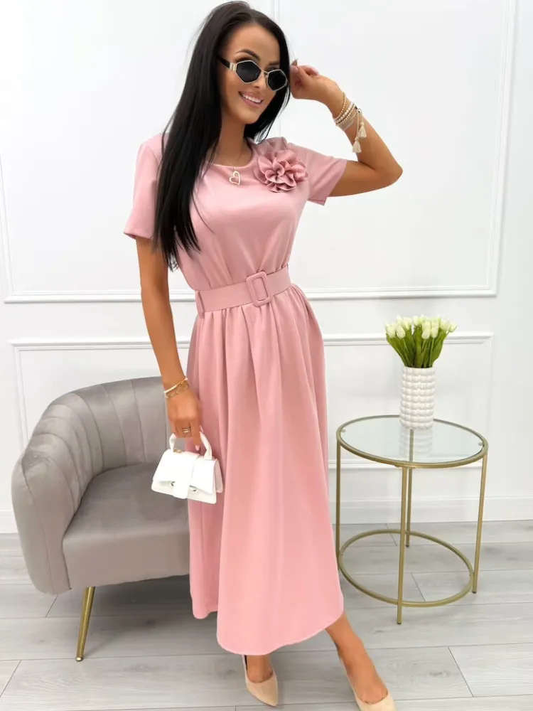 Pudrowa Sukienka z Ozdobną Broszką i Paskiem 13905-309-E|Modna Kiecka Fashion
