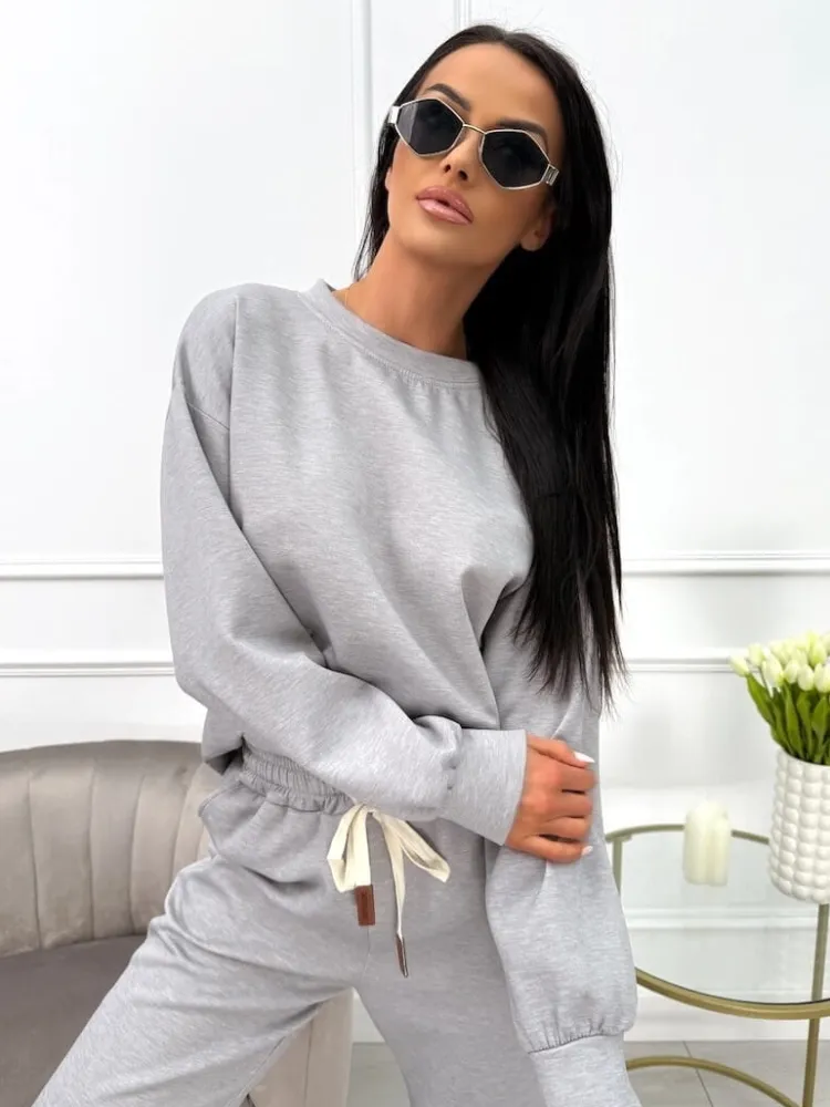 Szara Bluza z Naszywką 13748-131-D|Modna Kiecka Fashion